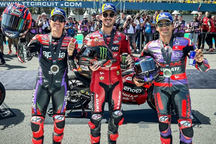 Viñales, Bagnaia e Martín, da esquerda pra direita