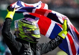Lewis Hamilton comemora vitória no GP da Inglaterra.