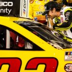 Joey Logano festeja vitória na Nascar