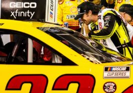 Joey Logano festeja vitória na Nascar
