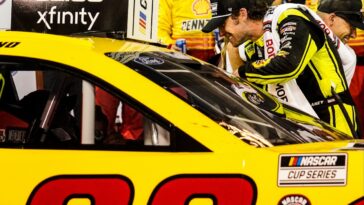 Joey Logano festeja vitória na Nascar