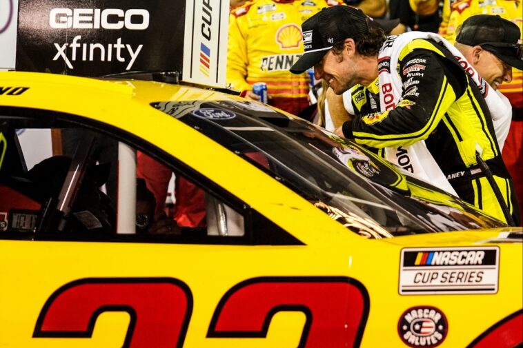 Joey Logano festeja vitória na Nascar