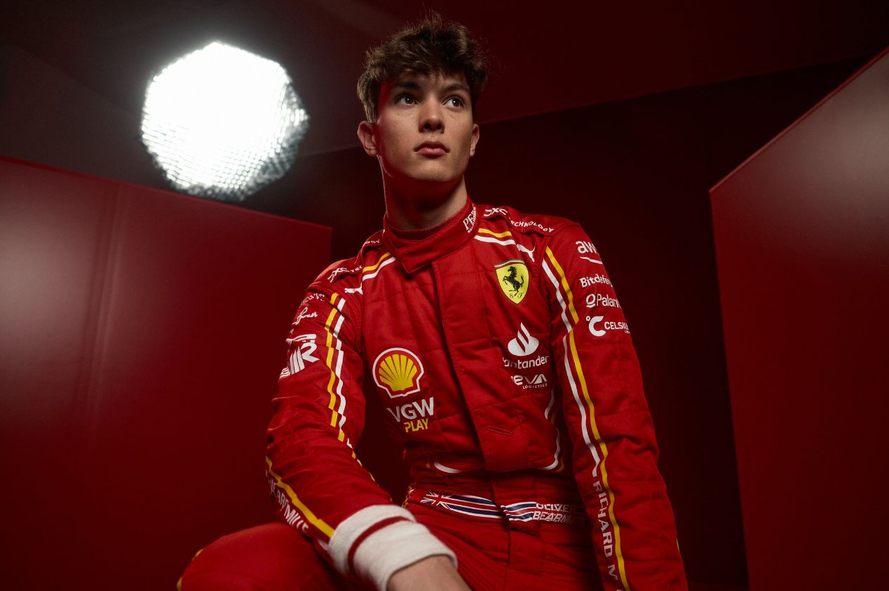 Oliver Bearman recebe conselhos de Charles Leclerc