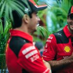 Carlos Sainz e Charles Leclerc na equipe de Fórmula 1 da Ferrari