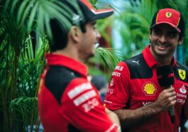 Carlos Sainz e Charles Leclerc na equipe de Fórmula 1 da Ferrari