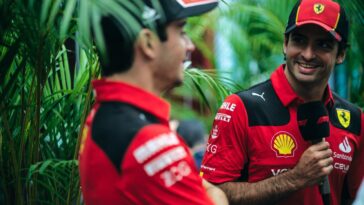 Carlos Sainz e Charles Leclerc na equipe de Fórmula 1 da Ferrari