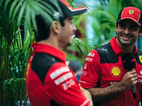 Carlos Sainz e Charles Leclerc na equipe de Fórmula 1 da Ferrari