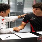 Oliver Bearman e o chefe da Haas F1, Ayao Komatsu
