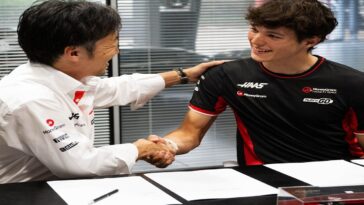 Oliver Bearman e o chefe da Haas F1, Ayao Komatsu