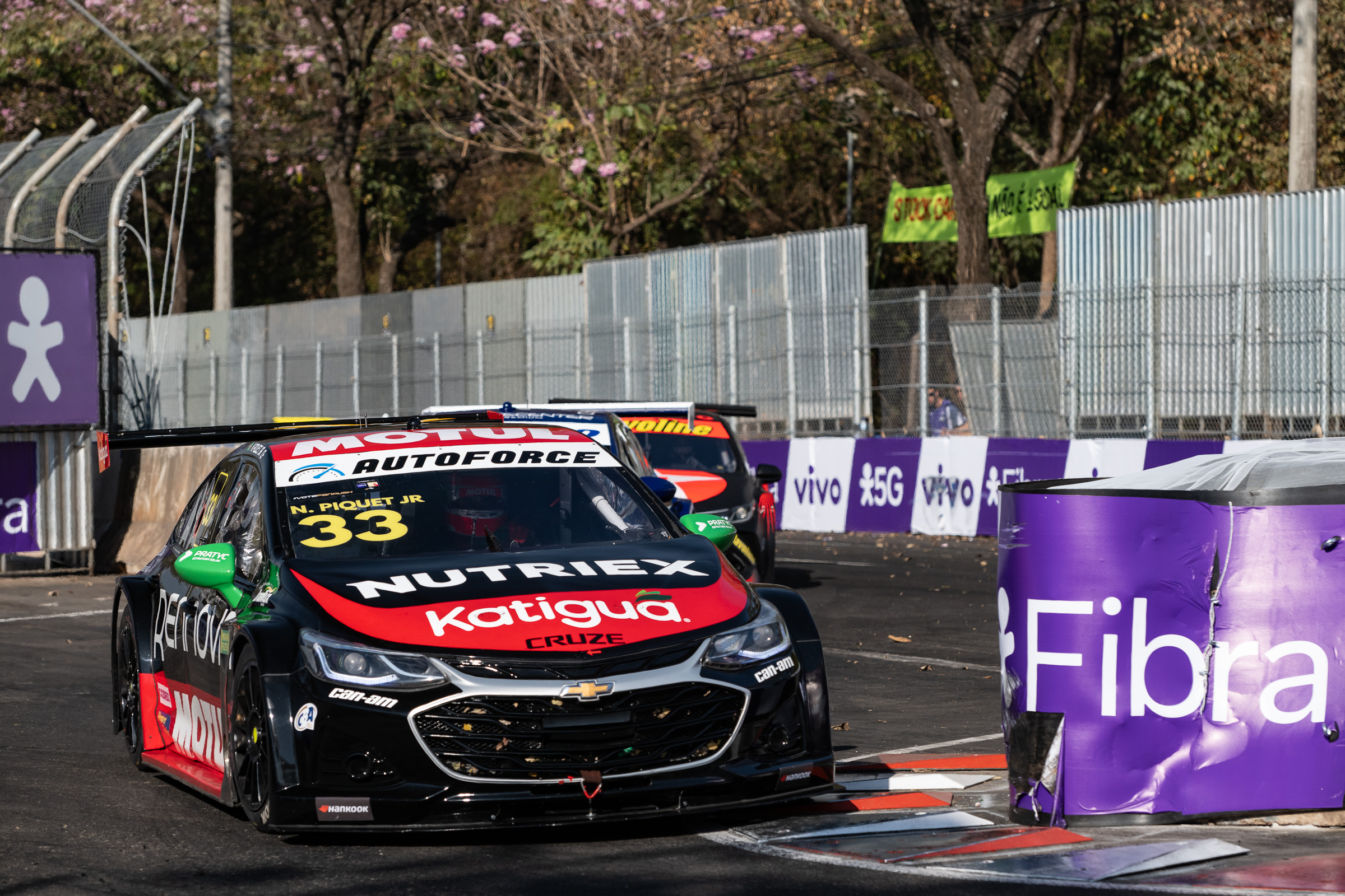 Nelsinho Piquet conquista o segundo lugar na corrida principal da Stock Car em BH