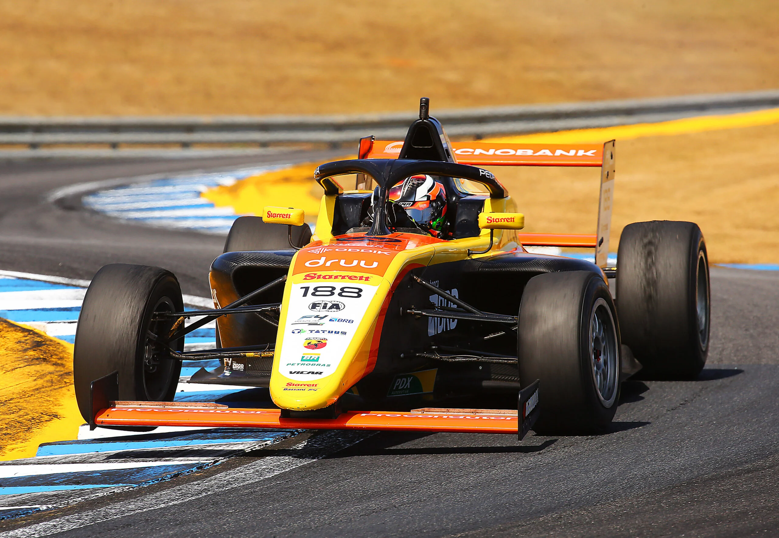 Starrett Bassani F4 larga na primeira fila no Velocitta com Pedro Lima