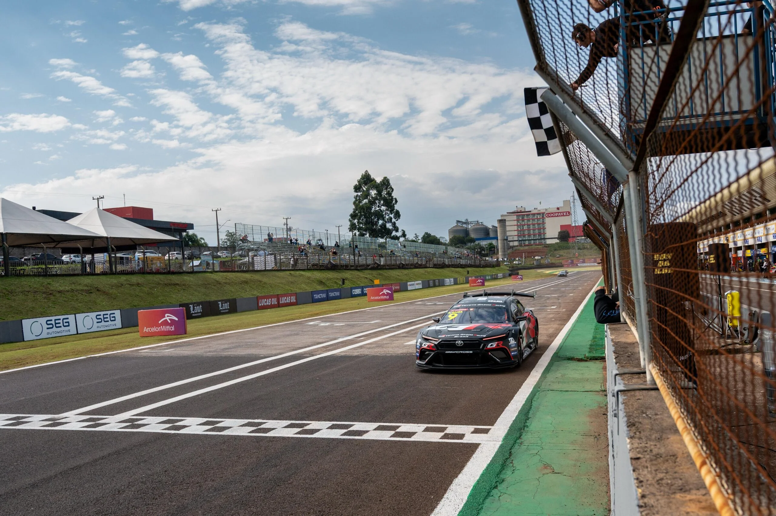 Arthur Gama vence pela primeira vez na Stock Car