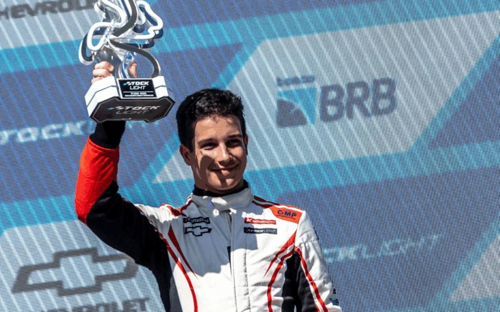 Gabriel Koenigkan dá show na Stock Light com pole e escalada para fazer pódio no Velocitta