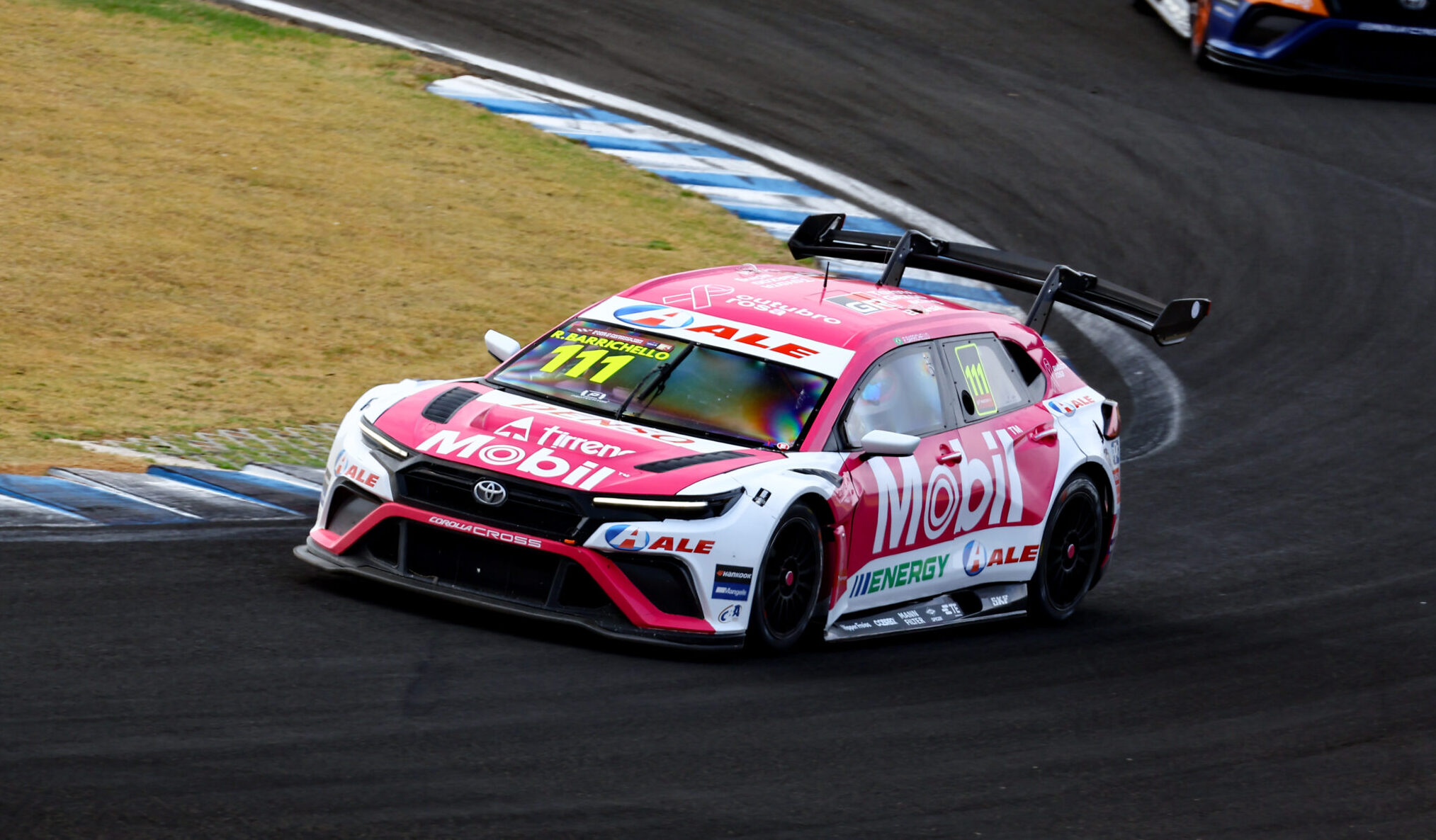 No melhor sábado de 2025, Rubens Barrichello disputa pole e pódio com o SUV Mobil™